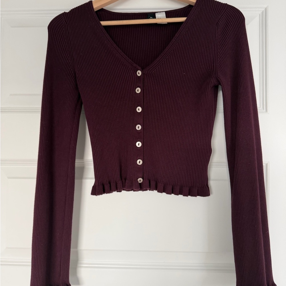 H&M Burgundy Ribbed V‑Neck Button‑Front Long Sleeve Crop Top